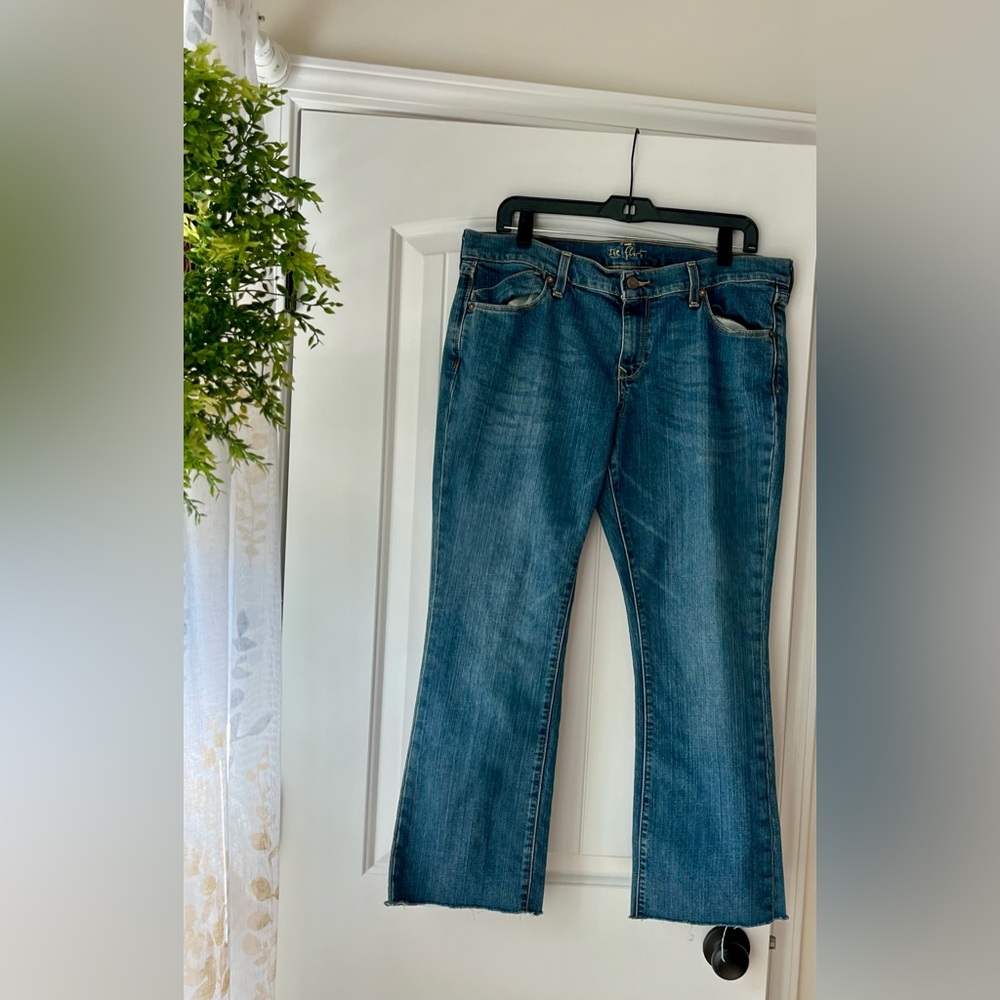Old Navy The Flirt Bootcut Jeans Women's Sz 14S Blue 5-Pocket Low Rise, Raw Hem - Picture 7 of 9